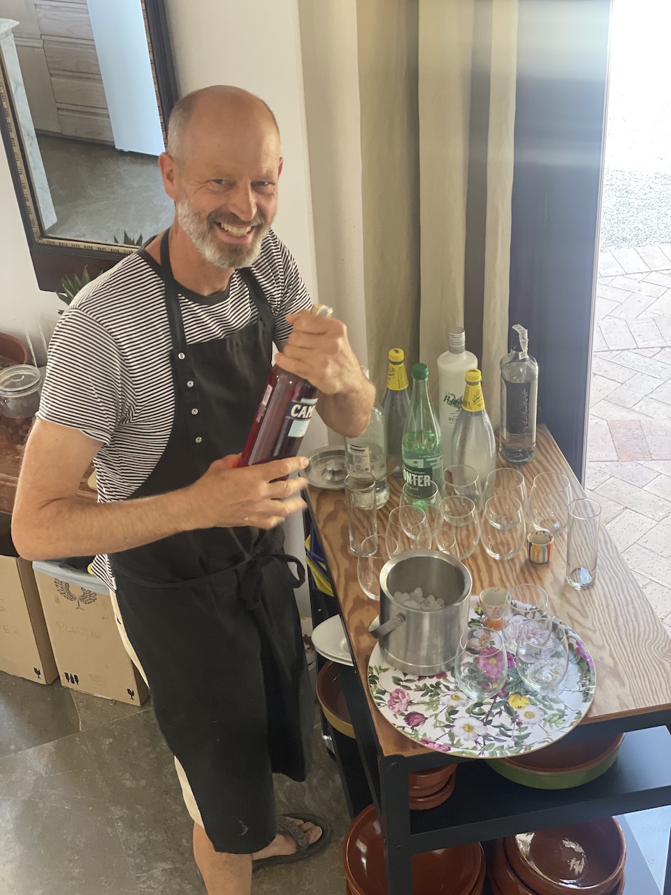 Ingo ved drinksbordet