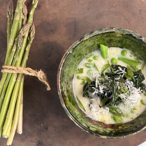 Creme af parmesan og konfiterede hvidløg med forårsgrønt