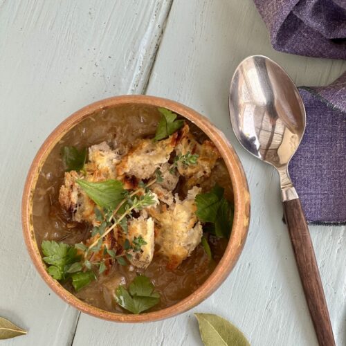 Klassisk fransk løgsuppe med croutoner og grillet ost