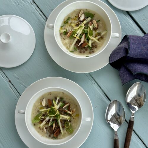 Suppe med bagte løg, æble, cider og grønne linser